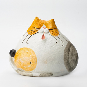 Wholesale Animal Artistic Decor Accessory Ceramic Yellow Kitten Sculpture Modern Ceramic Tabletop Decoration