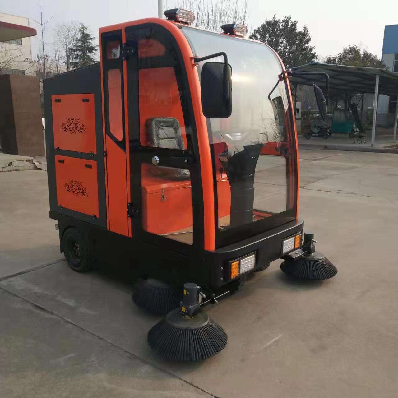 High Efficiency Ride-on Road Sweeper Artificial Grass Sweeper Dust Removal Road Floor Sweeper