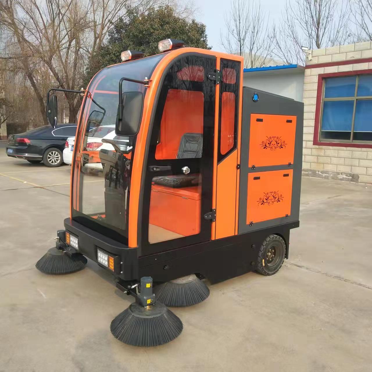 High Efficiency Ride-on Road Sweeper Artificial Grass Sweeper Dust Removal Road Floor Sweeper