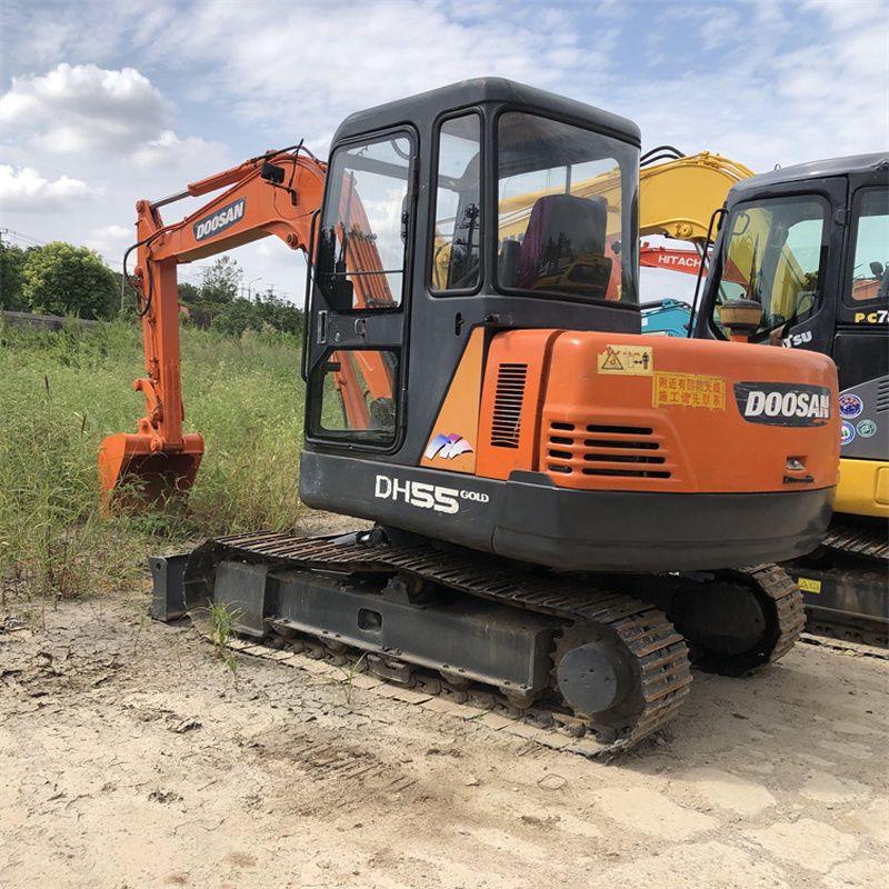 Used Doosan DH55 excavator, 5.5 tons Doosan DH55 DH60 hydraulic backhoe crawler mini excavator excavadora with dozer blade