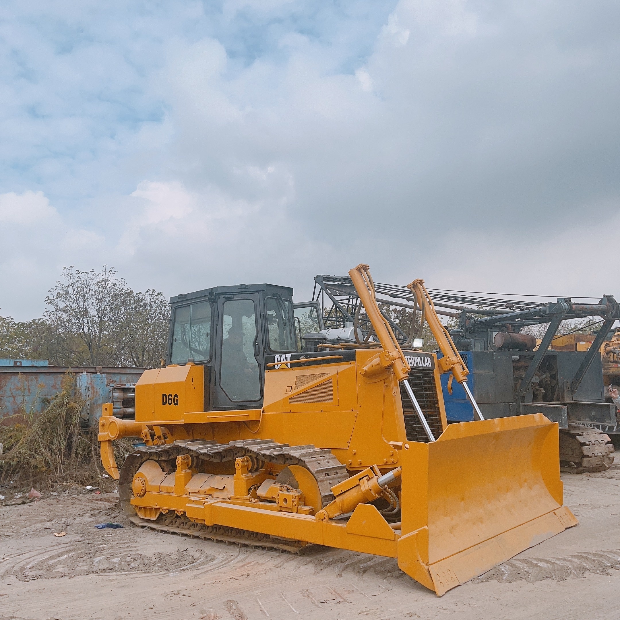 Very Cheap Used CAT D6R Bulldozer Caterpillar D6 D6G D6H D6R Dozer for sale