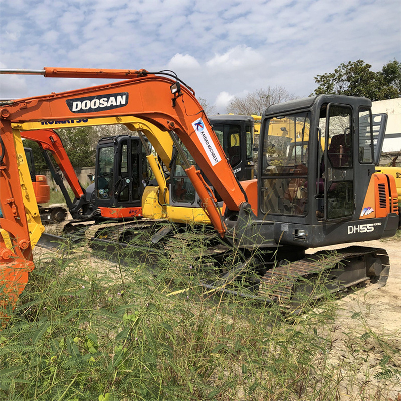 Used Doosan DH55 excavator, 5.5 tons Doosan DH55 DH60 hydraulic backhoe crawler mini excavator excavadora with dozer blade