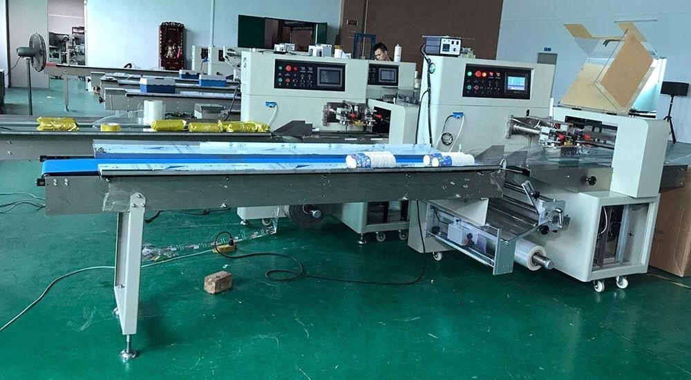 Automatic down-film plastic bag t-shirt flow packaging machine garments bagging machine folded clothes pack machine