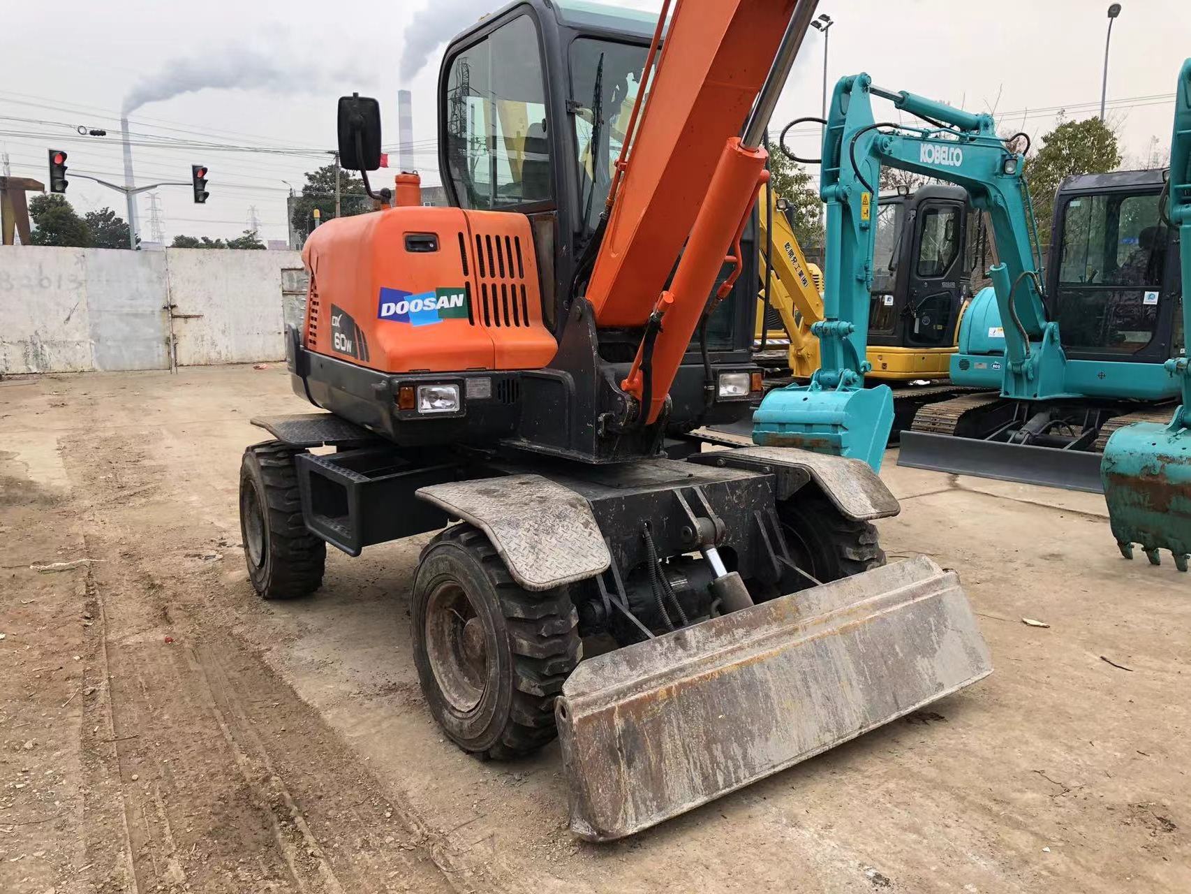 DOOSAN DX60W Used Wheel Excavator