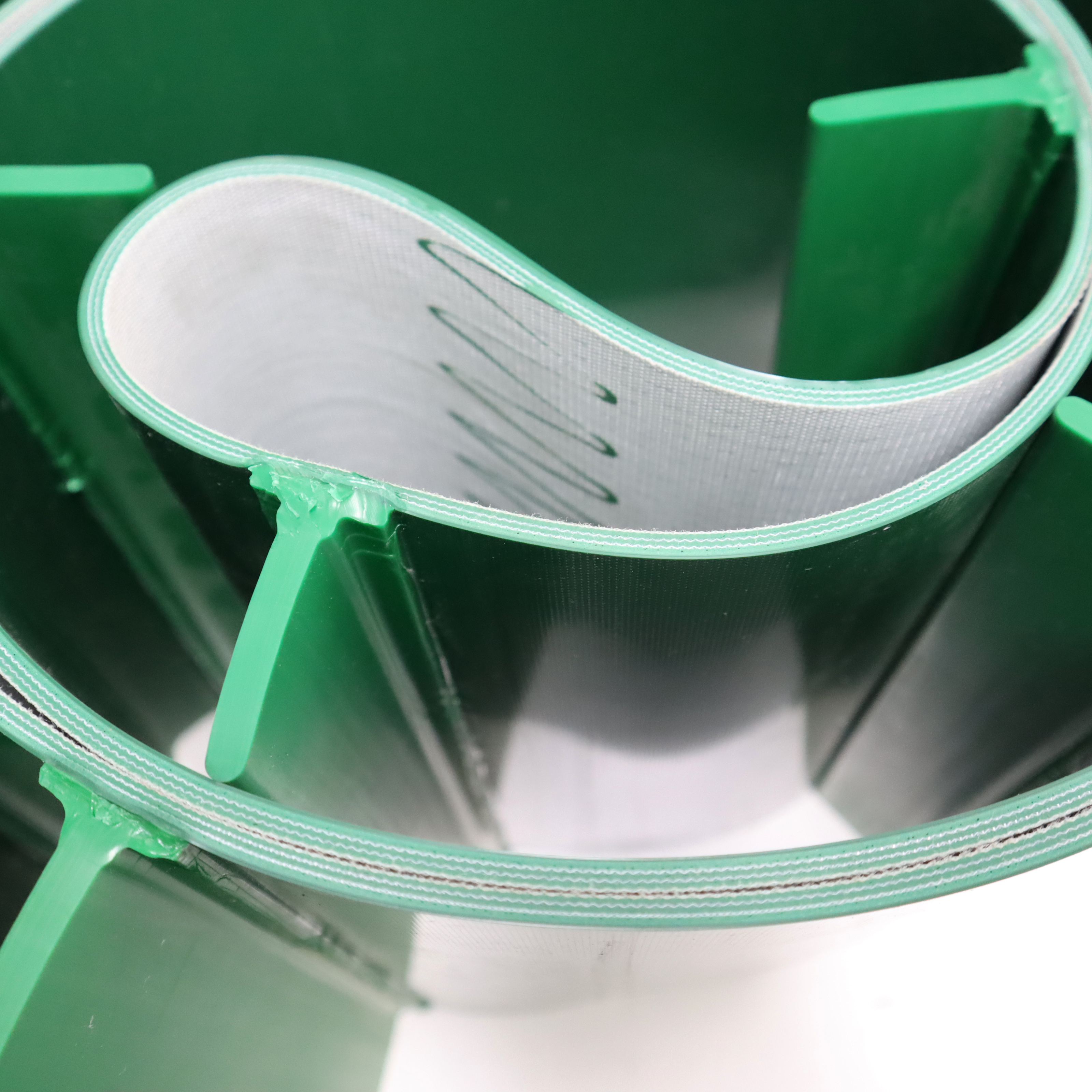 Manufacturers Green PVC Conveying Belt Price Smooth PVC Flat Conveyor Belt with Cleats Profiles