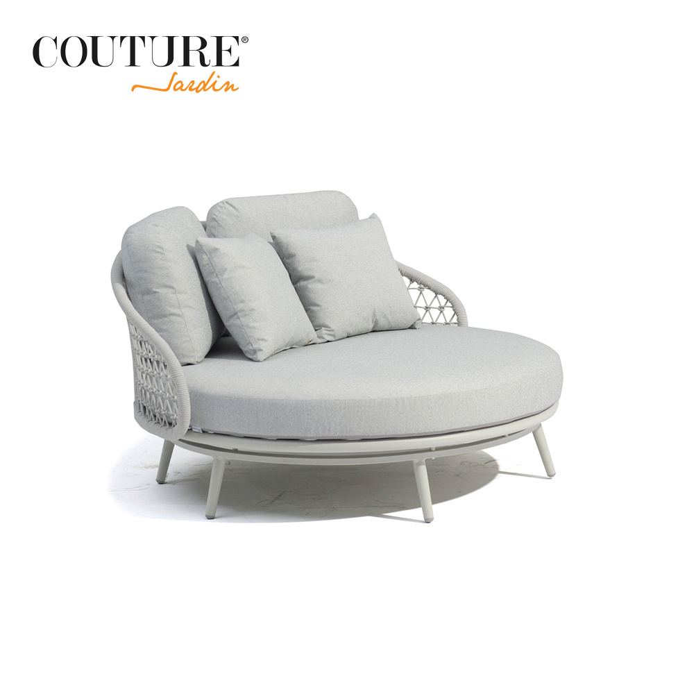 Couture New Design Hotel Outdoor Modern Circular Sofa Bed Half Enclosed Rattan Outdoor Sofa Bed