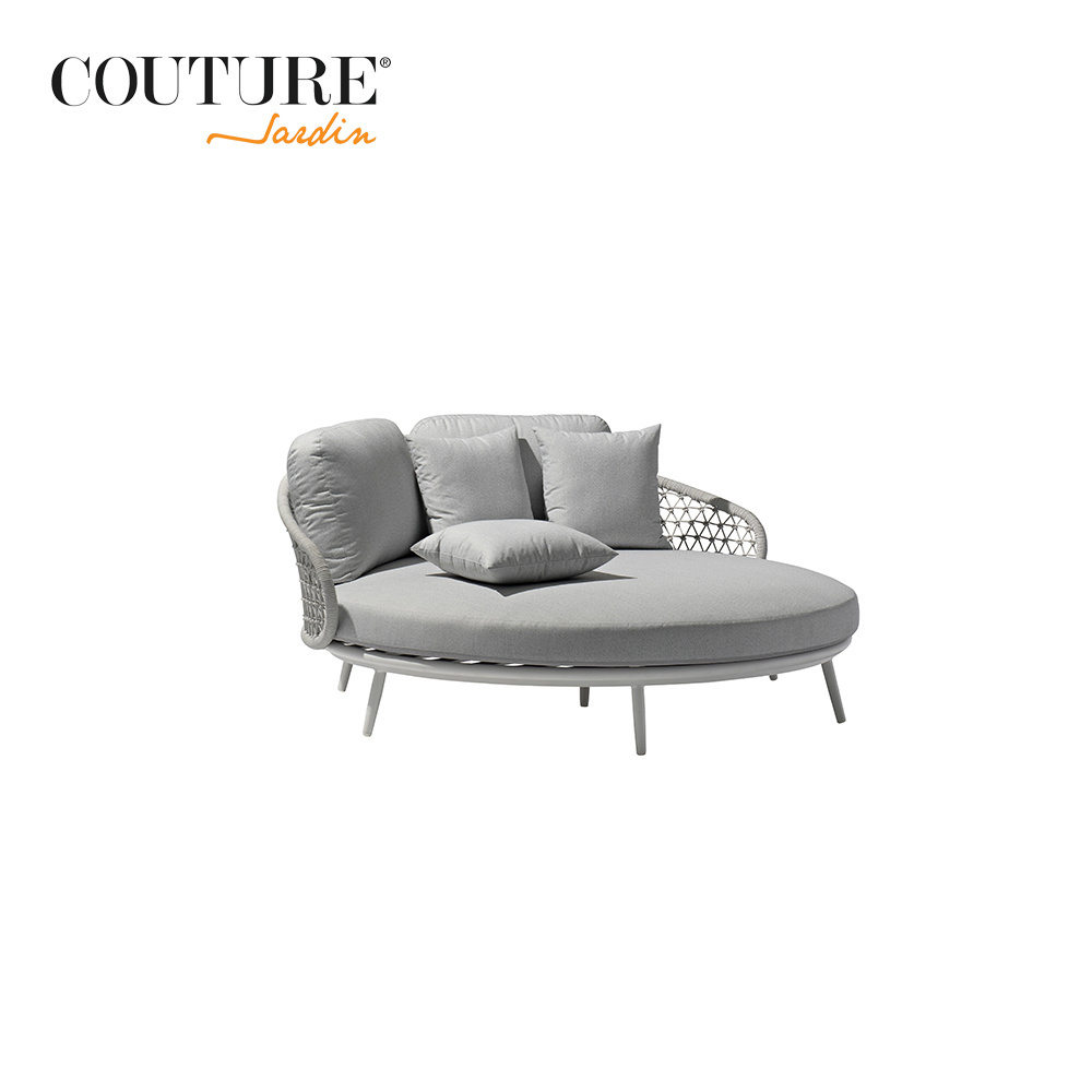 Couture New Design Hotel Outdoor Modern Circular Sofa Bed Half Enclosed Rattan Outdoor Sofa Bed