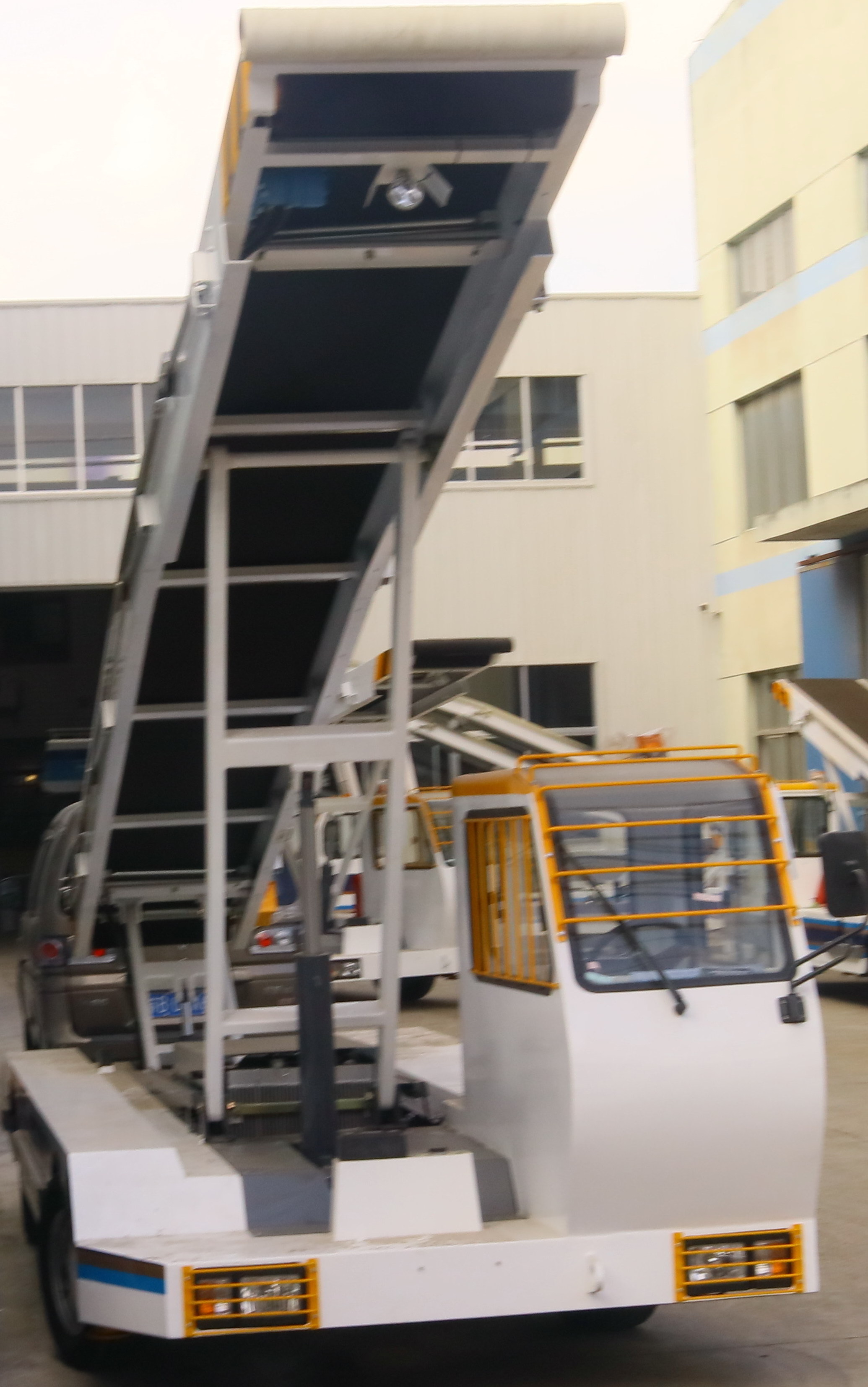 ( 2nd hand available ) self-propelled aviation airport plane luggage cargo aircraft baggage belt loader