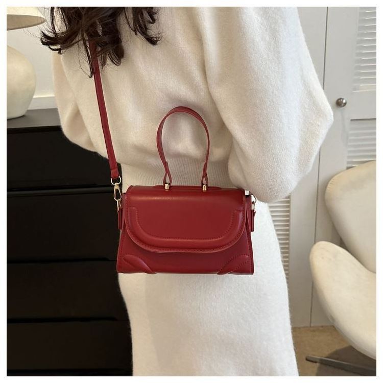 2024 Lock Famous Shoulder Bag Button Ladies Fashion Chains For Women Latest Designer Purses Letter Handbag Factory Wholesale