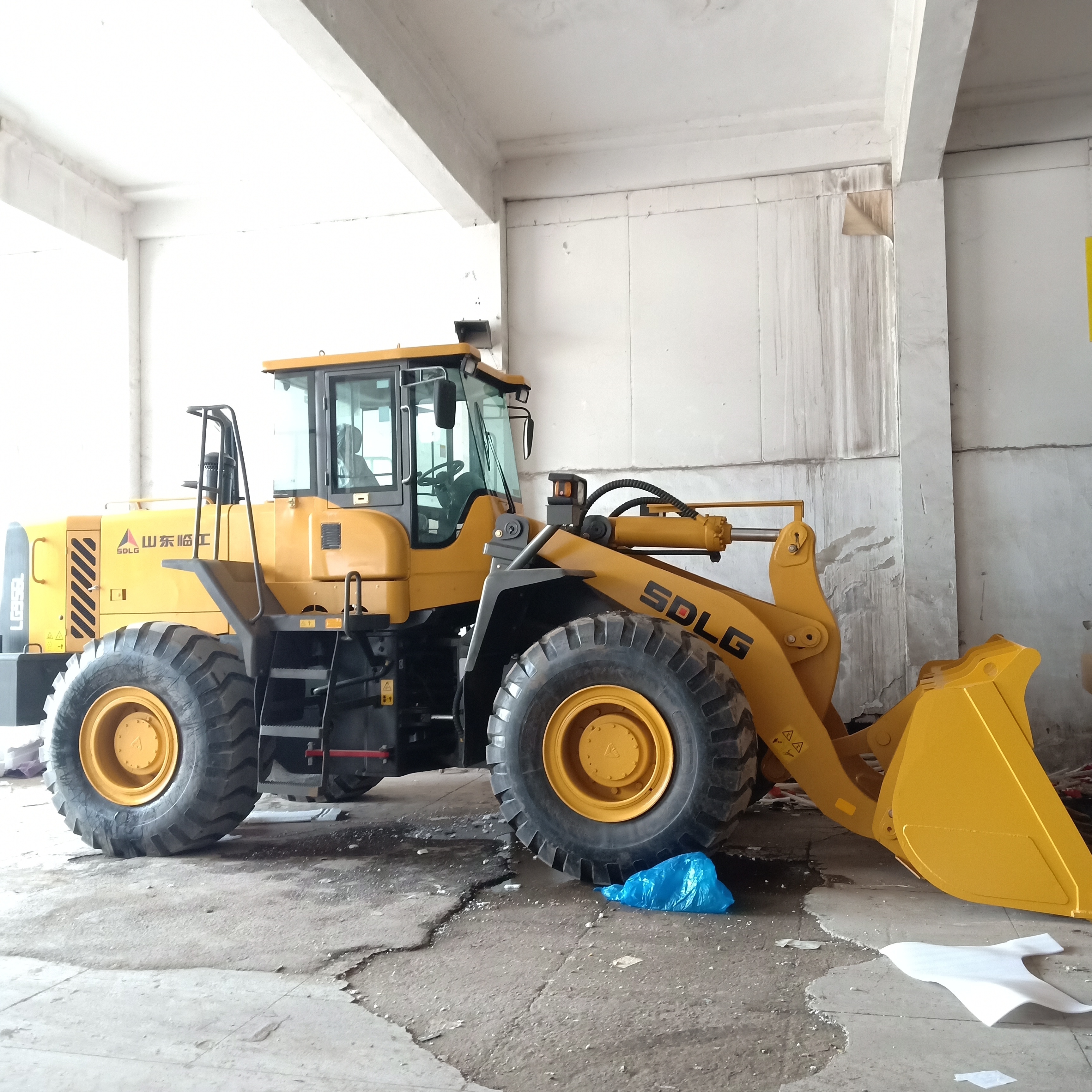 Secondhand Used loader lg 956 used 5 ton 500h working hours in good conditions for sale