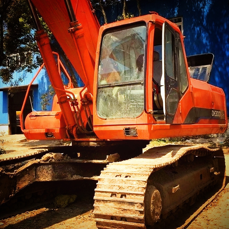 heavy mining excavator 30 ton Doosan DH300LC-7 with god condition and breaker line for sale