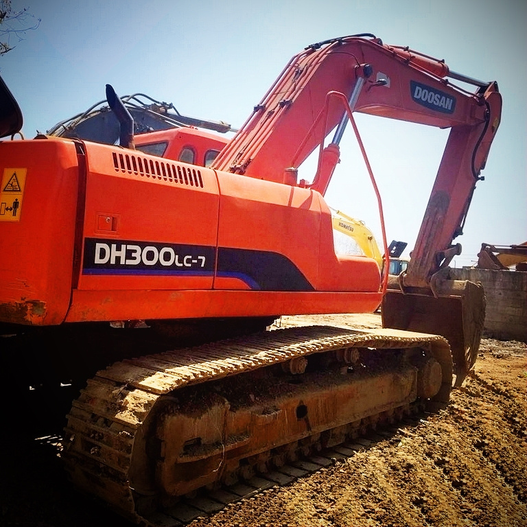 heavy mining excavator 30 ton Doosan DH300LC-7 with god condition and breaker line for sale