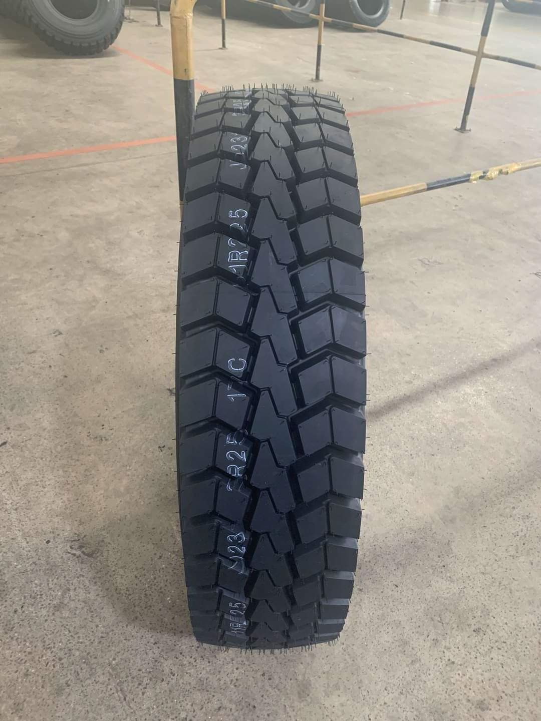 Wholesale Heavy Duty Truck Tire Truck Tire 1000R20 16 Tires Truck Made In China