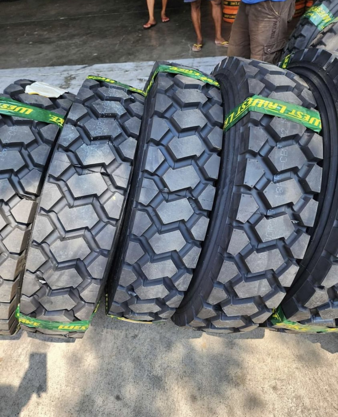 Factory Tire In China Radial Truck Tyre HAWKWAY brand 315/80R22.5 Heavy Duty Truck Tyre Applied for short-haul dumping trucks