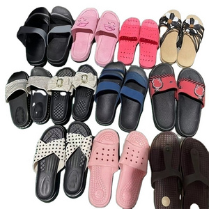 Bulk second hand slippers in bales thrift factory stock fashionable sandals wholesales used rubber shoes