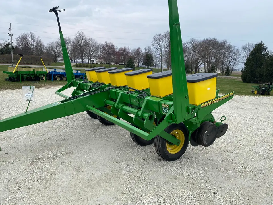 Hot Selling Durable Agricultural Machinery 2-6 Row corn Seeder Soybean/Maize Seeder/ 4 Row Corn Planter With Fertilizer In Stock