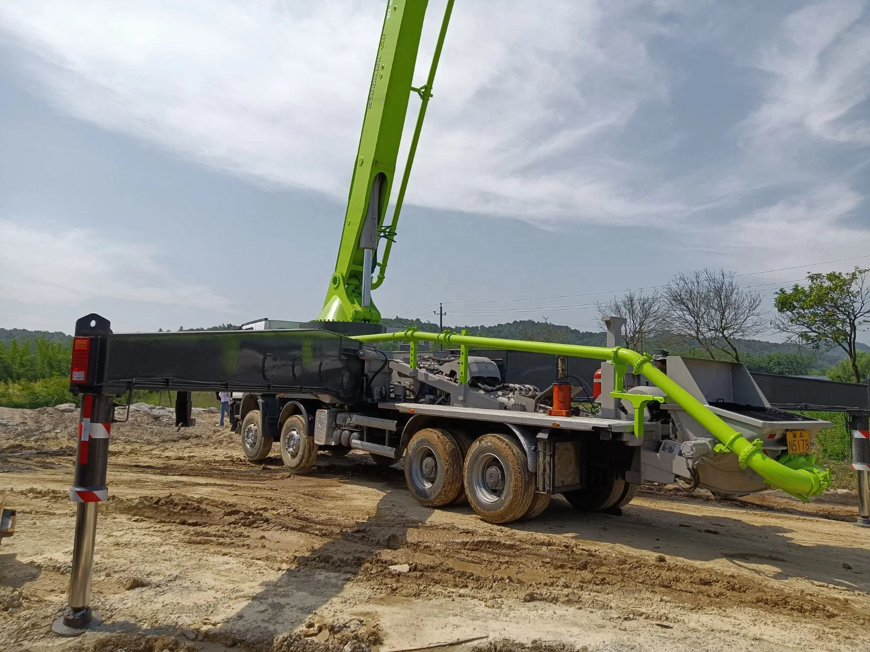 used good condition concrete 52m concrete pump truck Mounted Pump for sale