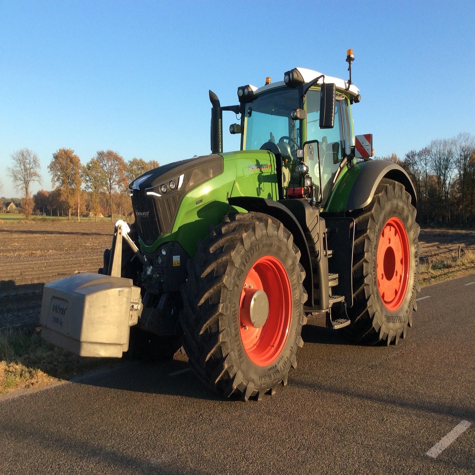 4x4 FENDT Vario 724 Compact Tractor available Key Power Building Style Engine Performance Pump Air Sales