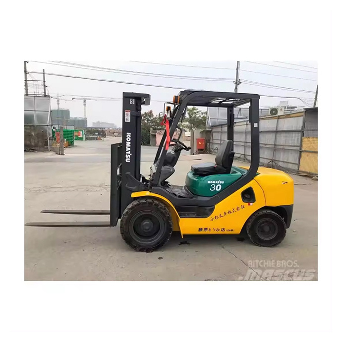 Komatsu FD30 transporting second-hand diesel truck cheap used forklifts for sale