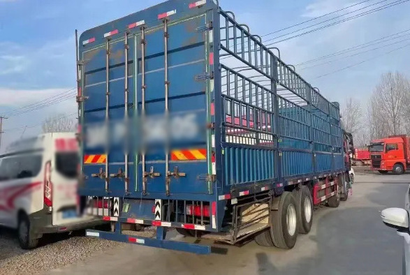 Fo ton Fence Cargo Truck Used Large Lorry Truck 430hp Diesel 8*4 Livestock Transportation Box Fence Cargo Truck on Sale