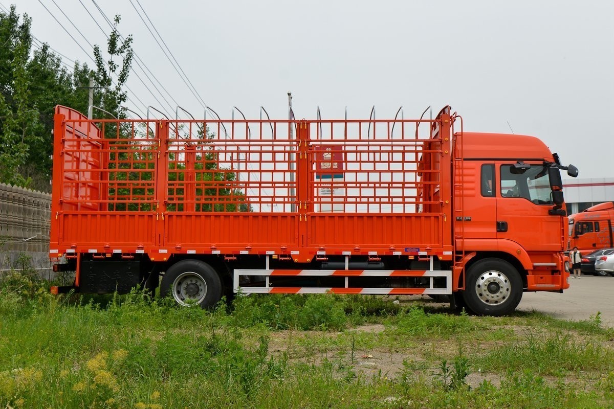 SINOTRUCK SITRAK Used Heavy Duty Truck 4X2 Cargo Truck 250HP Fence Lorry Truck Sales Price