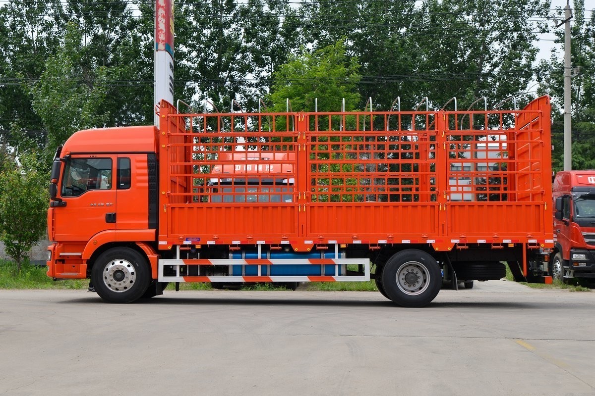 SINOTRUCK SITRAK Used Heavy Duty Truck 4X2 Cargo Truck 250HP Fence Lorry Truck Sales Price