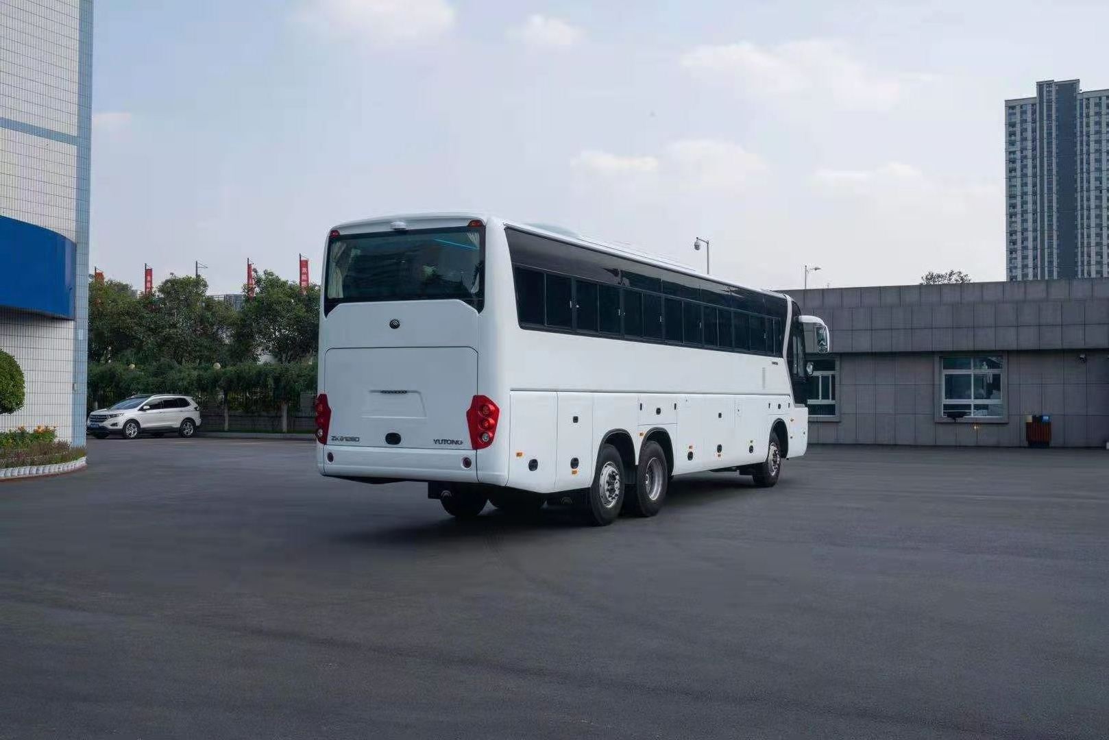 Recommend YUTONG Bus Tour Passenger Double Axle Front Engine Coach Bus Price of New Max White Metallic Diesel Body for Sale