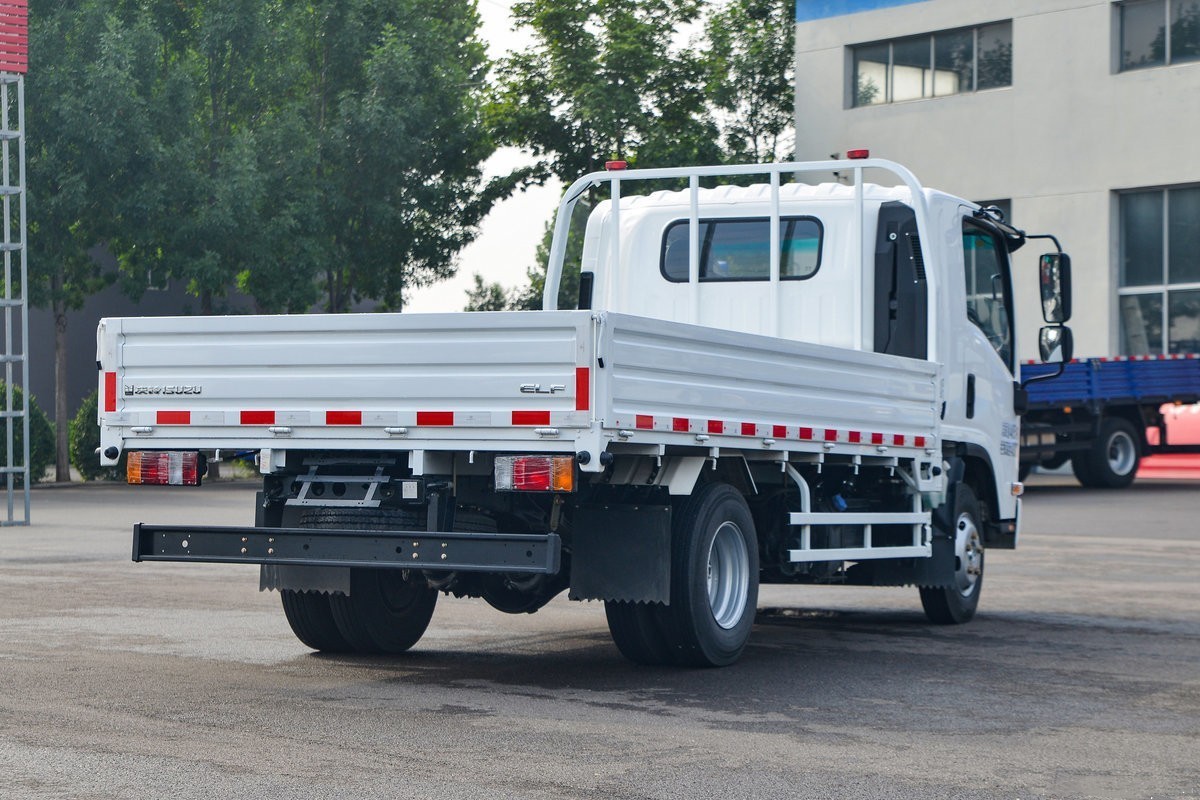 ISUZU Cargo Truck 4X2 120hp Lorry Truck Used Light Truck 88Kw With Diesel Engine in Hot Sell