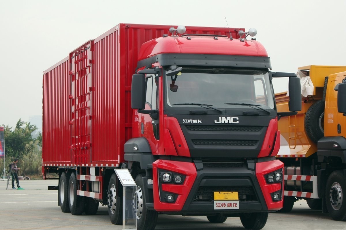 Luxury J MC 8X4 heavy load 17 tons 365HP Cargo Truck Diesel Engine Lorry Truck 268kw Howo Truck