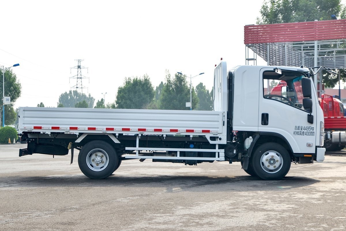 ISUZU Cargo Truck 4X2 120hp Lorry Truck Used Light Truck 88Kw With Diesel Engine in Hot Sell