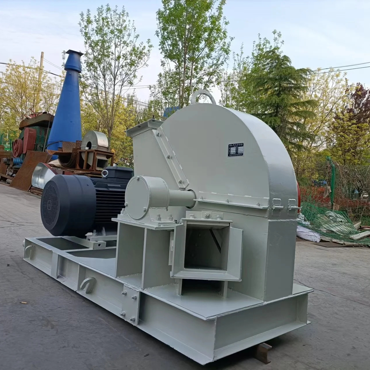 Diesel Engine Integrated Mobile Wood Chip Crusher Shredder Machine Sawdust Power Wood Crusher Into Sawdust