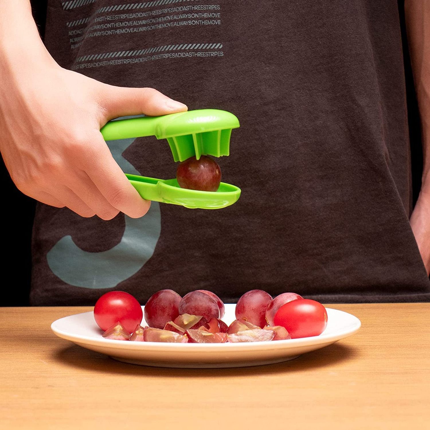 Wholesale Multifunctional Kitchen Gadget No Blade Grape Slice Tomato Cherry Strawberry Cutter