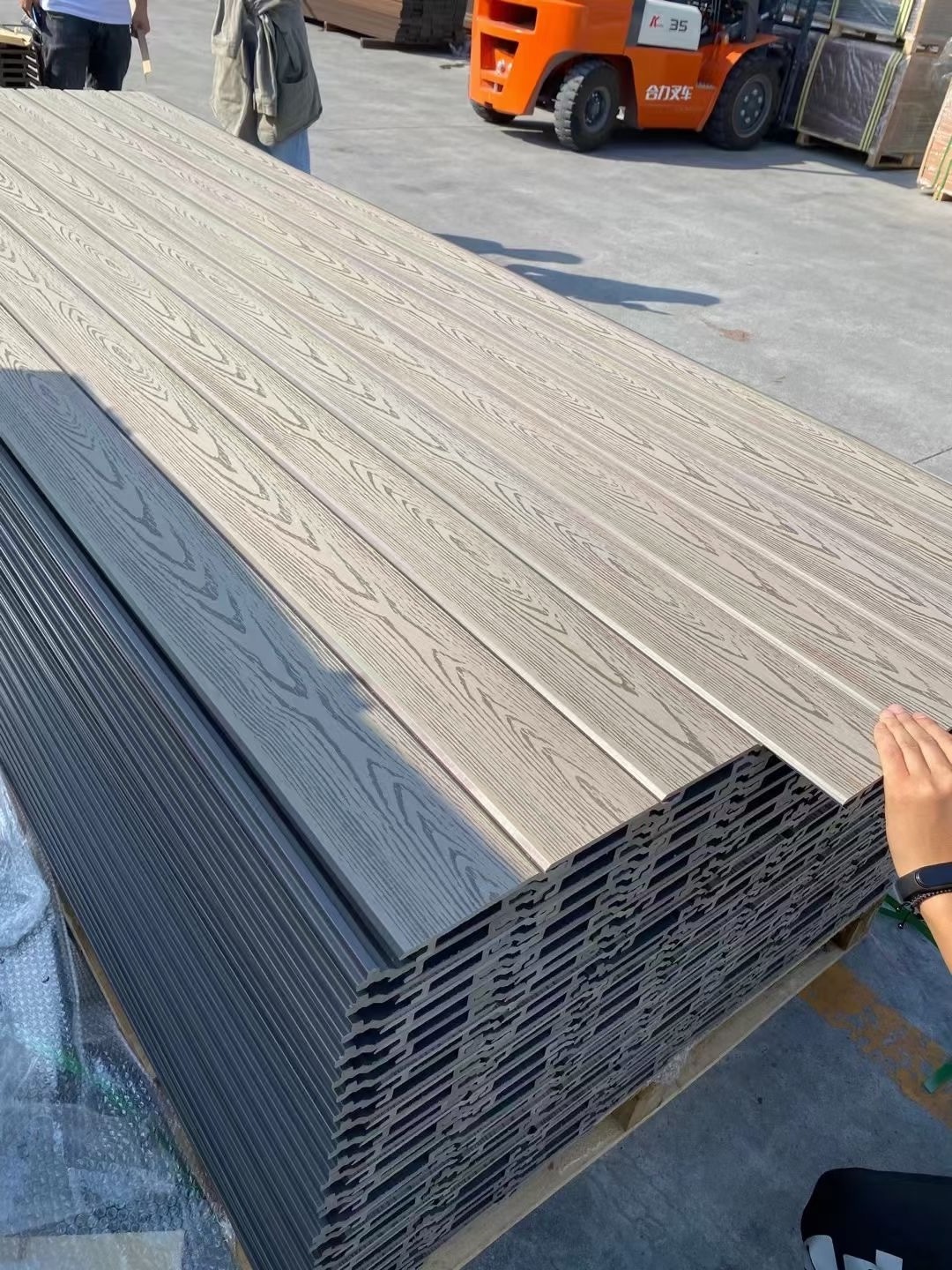 Co-extrusion Exterior Capped Faux Wood Grainy Wall Panel Outdoor WPC Coating Artificial Wood Plastic Composite Panels