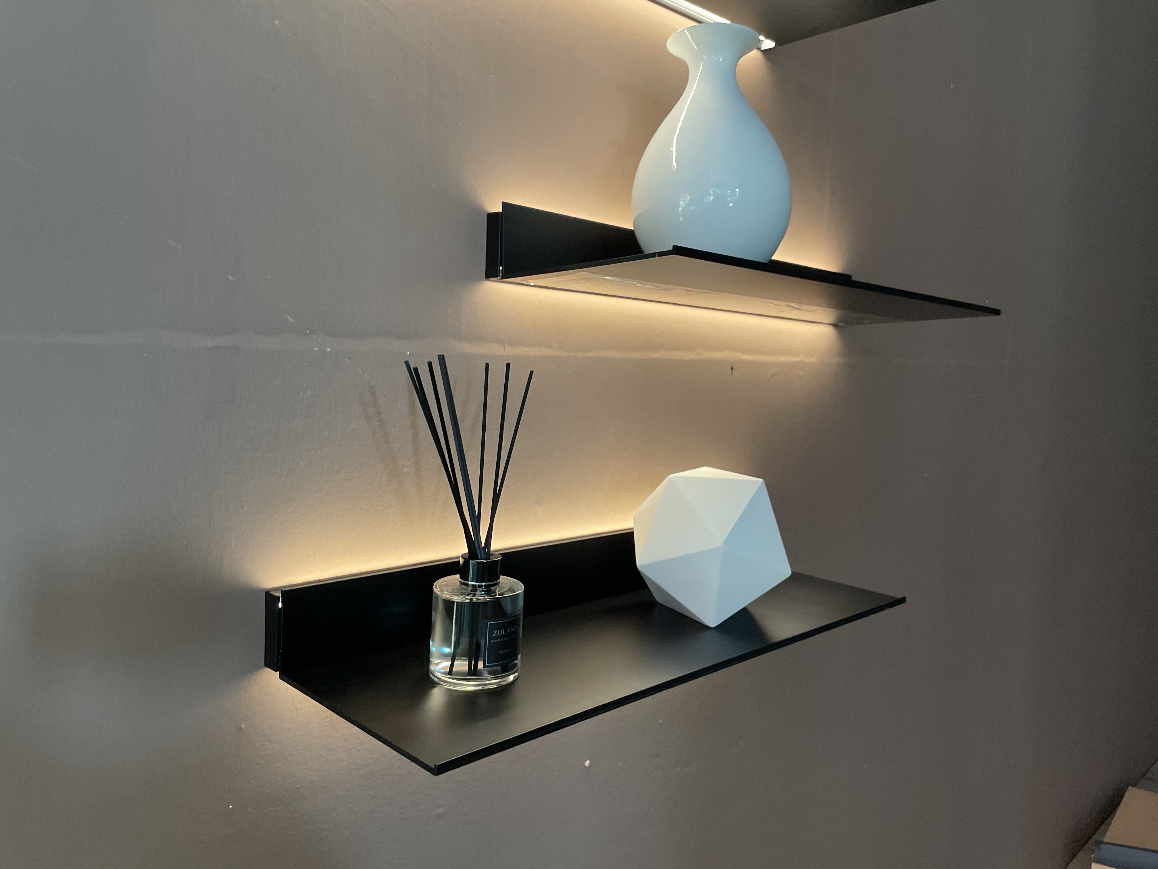 Fashionable and popular  Modular Aluminum Polished Decoration Floating  L-shaped Wall Shelf With Led Light