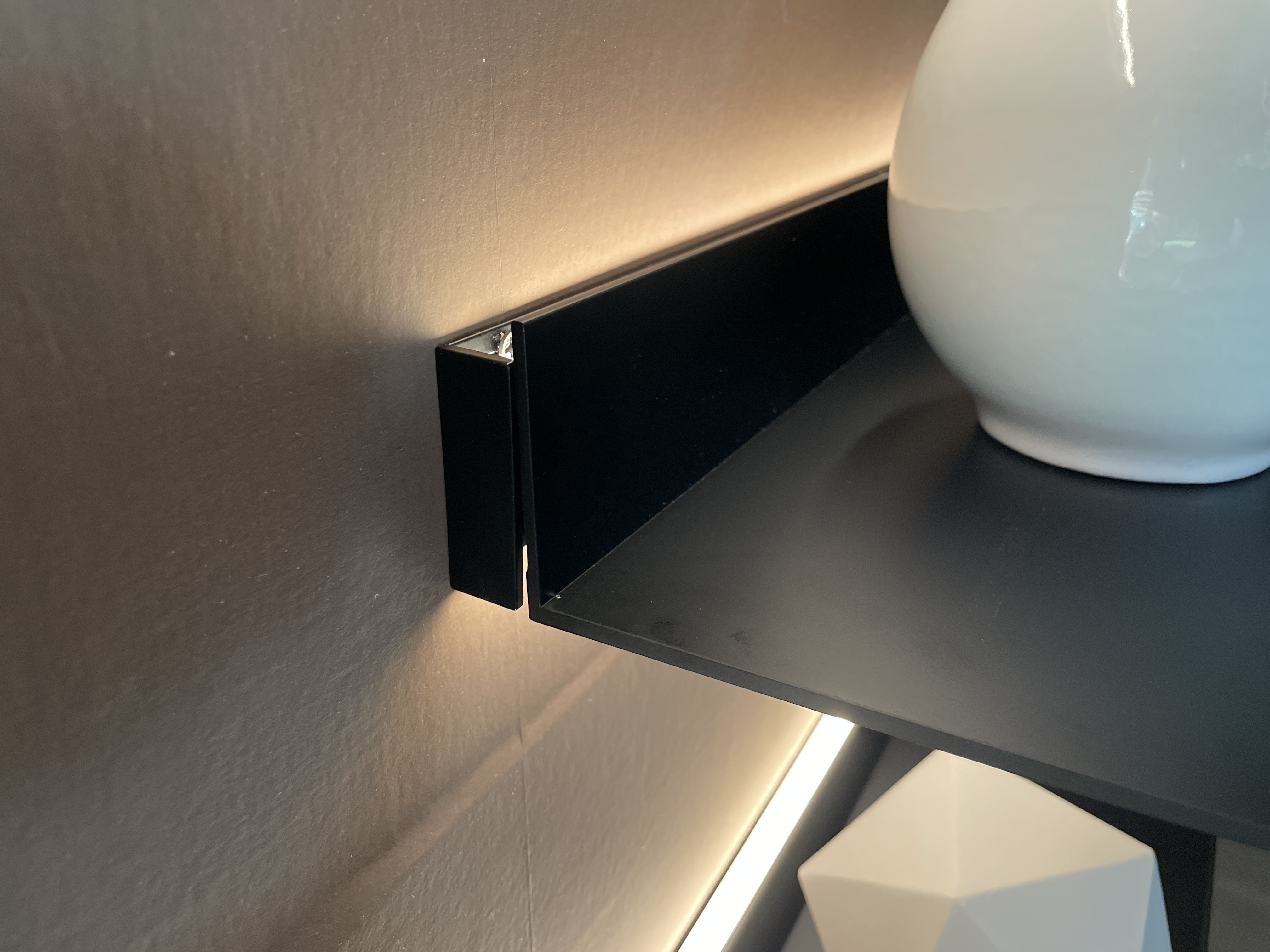 Fashionable and popular  Modular Aluminum Polished Decoration Floating  L-shaped Wall Shelf With Led Light