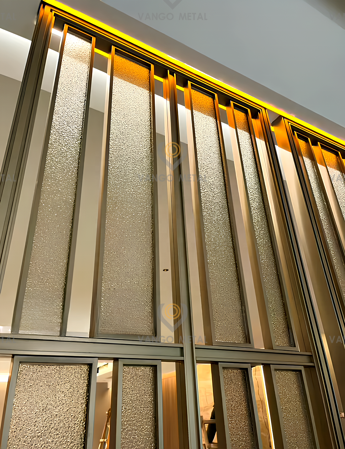 Luxury Hotel Restaurant decoration stainless steel frame gold glass divider partition screen for living room & lobby