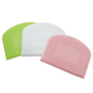 High Quality Kitchen Half Round Non Slip Silicone Plastic Pastry Bread Dough Cutter Bow Acrylic Cake Scraper