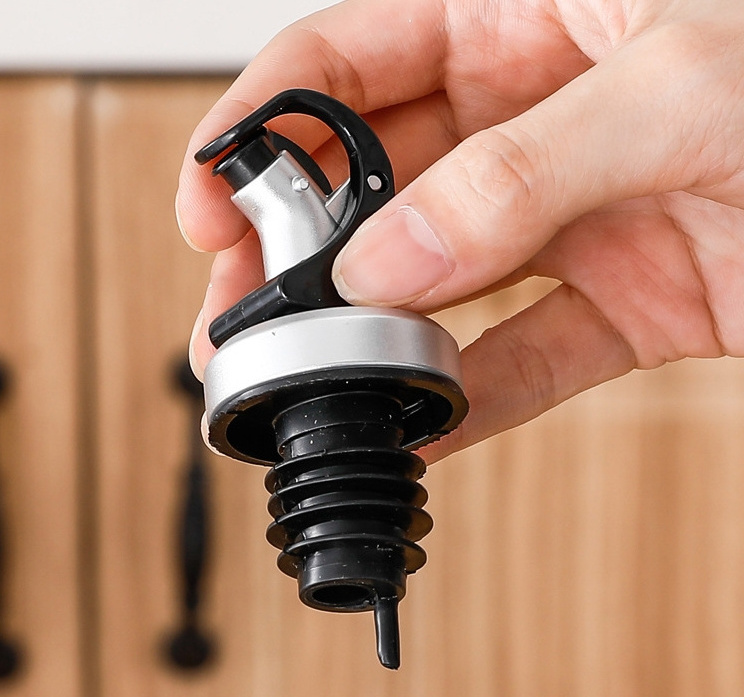 Gravity Oil Vinegar Wine Bottle Stopper Lock Plug Leak-proof Cap Rubber Nozzle Sprayer Liquor Dispenser Pourer for Kitchen Bar