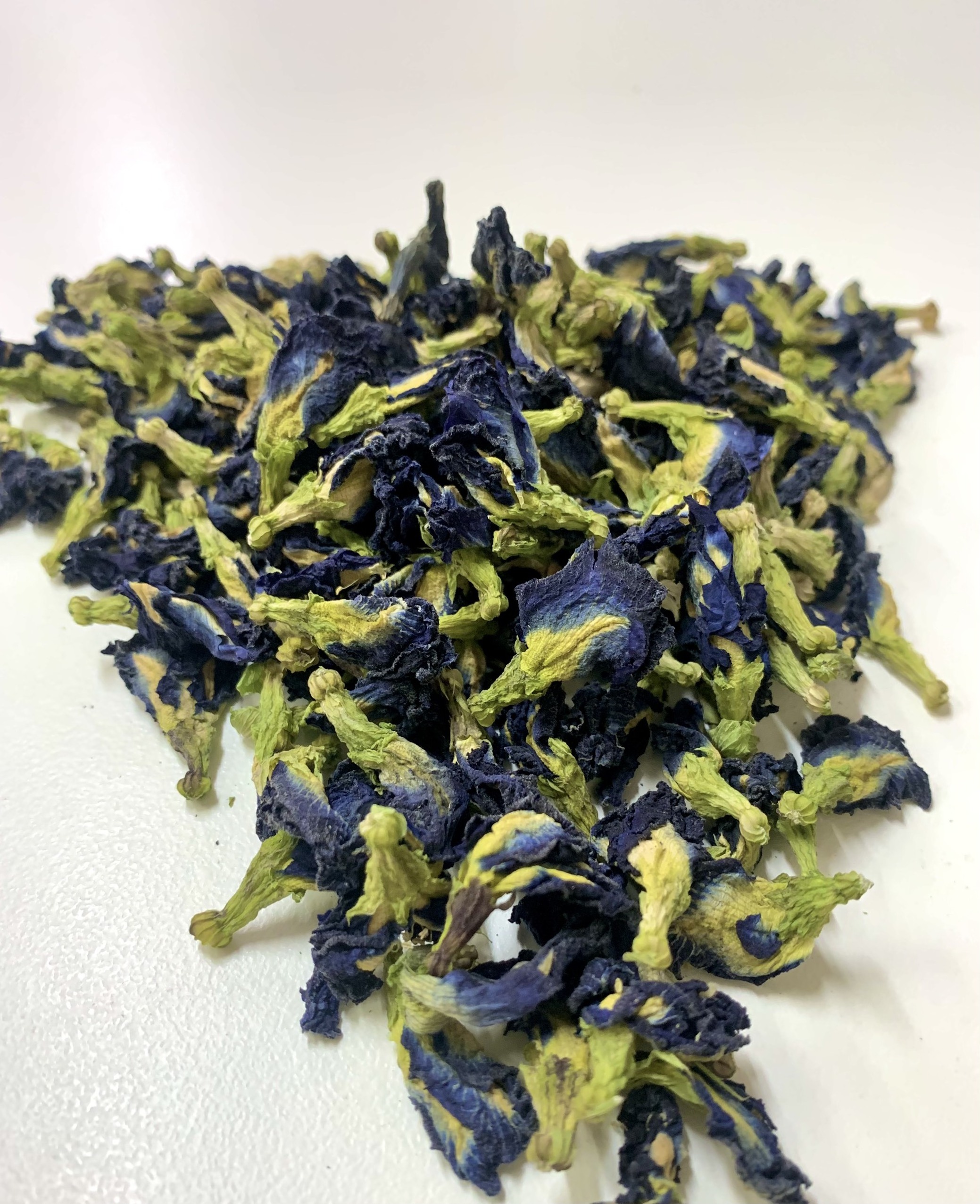 Dried butterfly pea flower, special tea product with pleasant taste, attractive color./ Hana