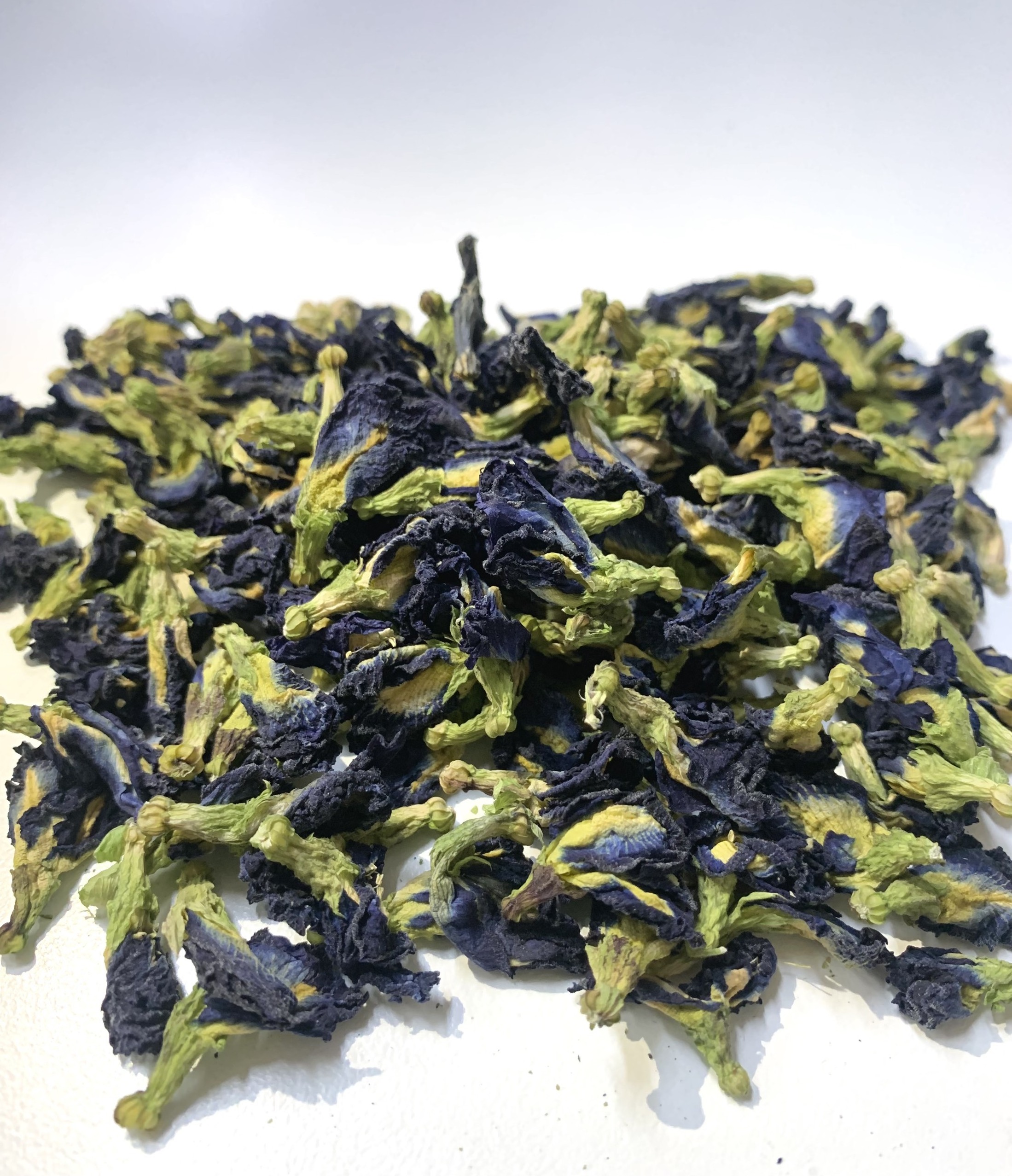 Dried butterfly pea flower, special tea product with pleasant taste, attractive color./ Hana