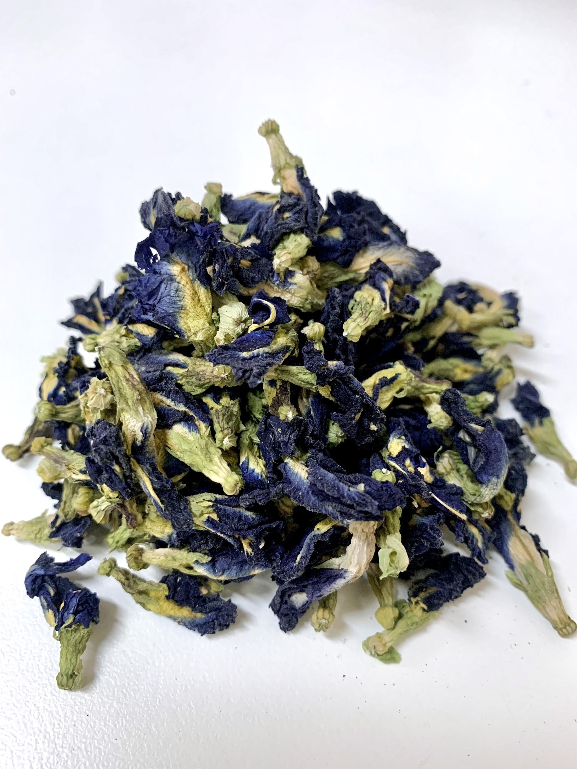 Dried butterfly pea flower, special tea product with pleasant taste, attractive color./ Hana