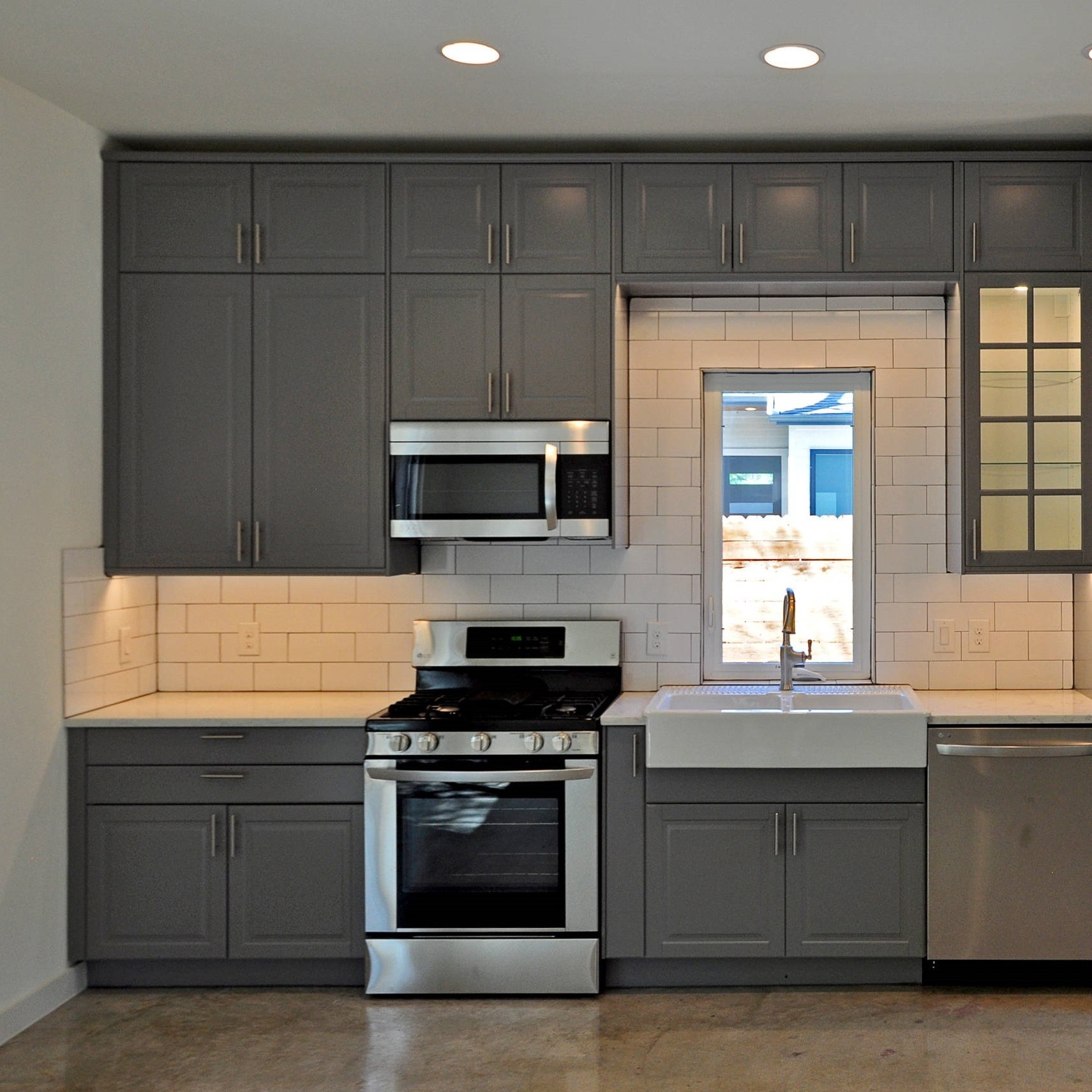 Luxury American kitchen designed by high end solid wood kitchen cabinet