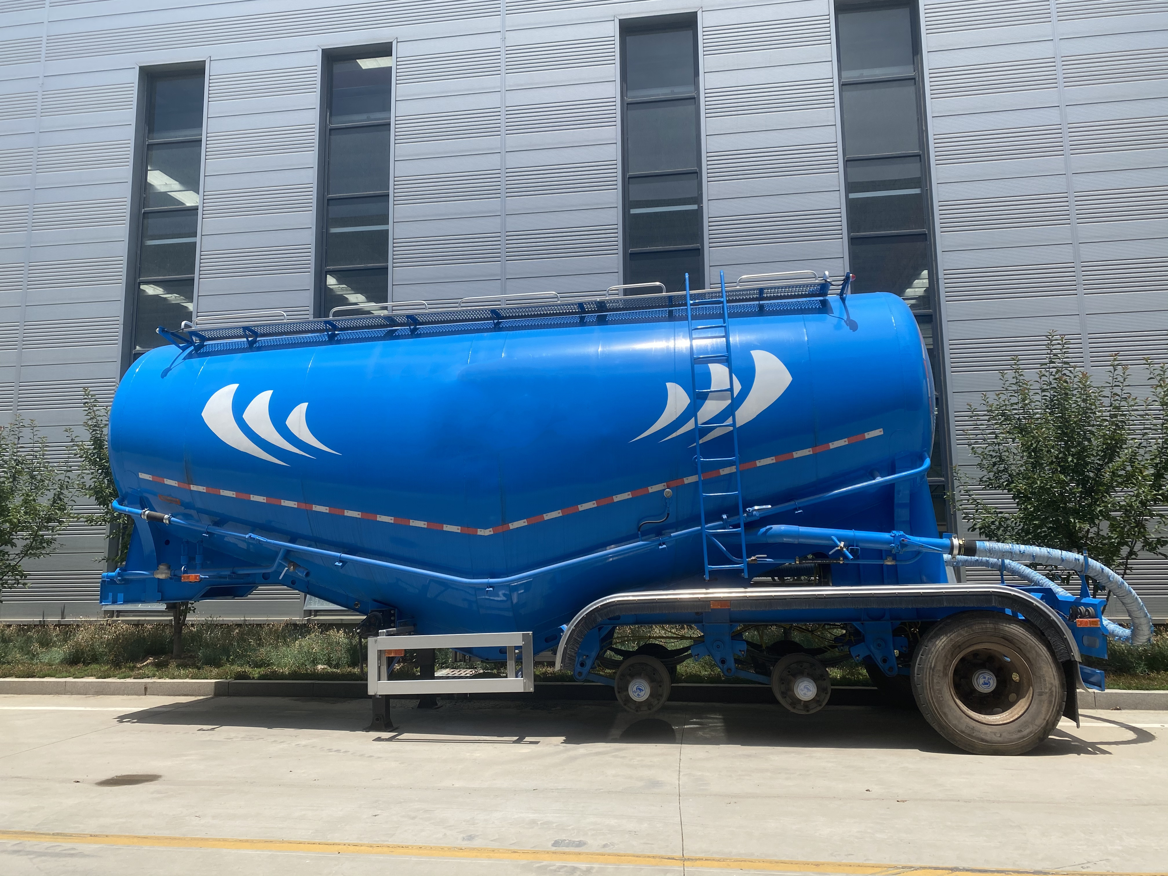 Vehicle Master  3 Alex 45cbm 6oTon Powder Bulk Cement Tanker Truck transporter Dry Bulk Fly Ash Semi Trailer