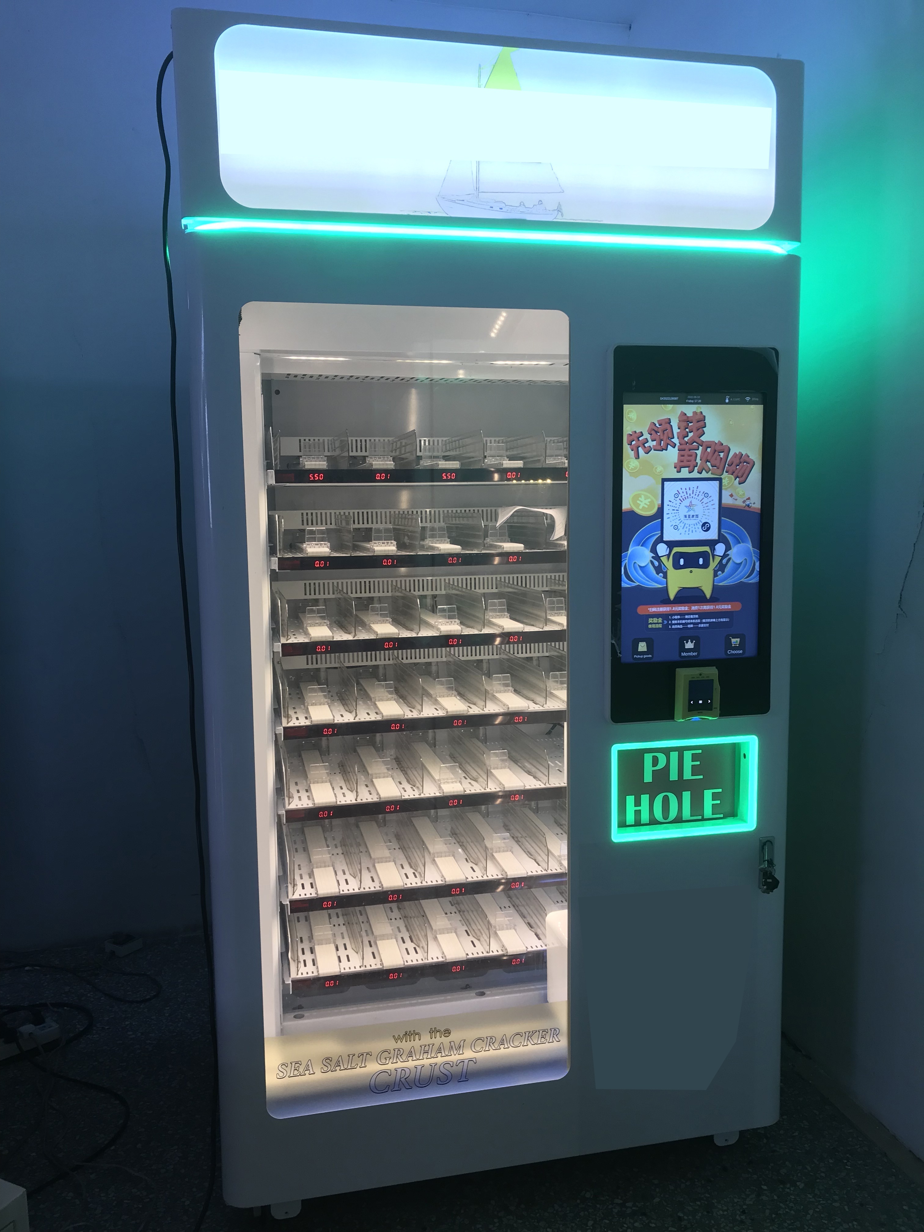 Smart Vendlife Vending Machine with Robot arm and lift elevator / carrier