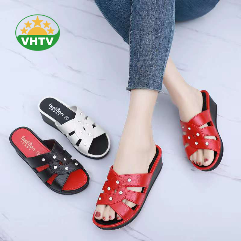 Contemporary Women's Outdoor Slippers for Autumn Chic and Recyclable Bulk Sandals for Large Orders for the Chic Bedroom Look