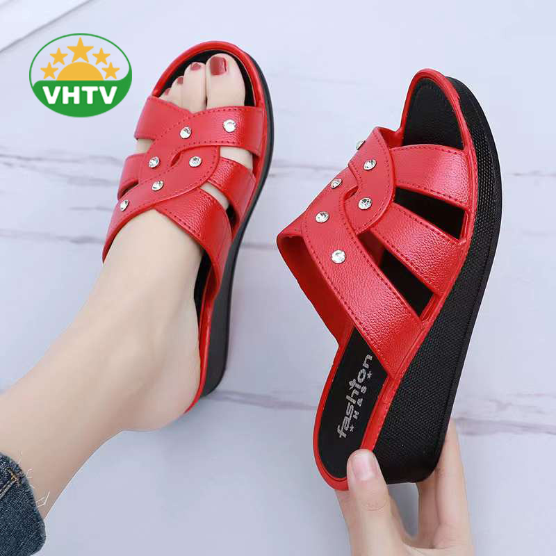 Contemporary Women's Outdoor Slippers for Autumn Chic and Recyclable Bulk Sandals for Large Orders for the Chic Bedroom Look