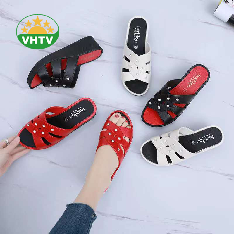 Contemporary Women's Outdoor Slippers for Autumn Chic and Recyclable Bulk Sandals for Large Orders for the Chic Bedroom Look