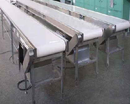 Flat belt conveyor with working tables for sorting packaging and assembly lines