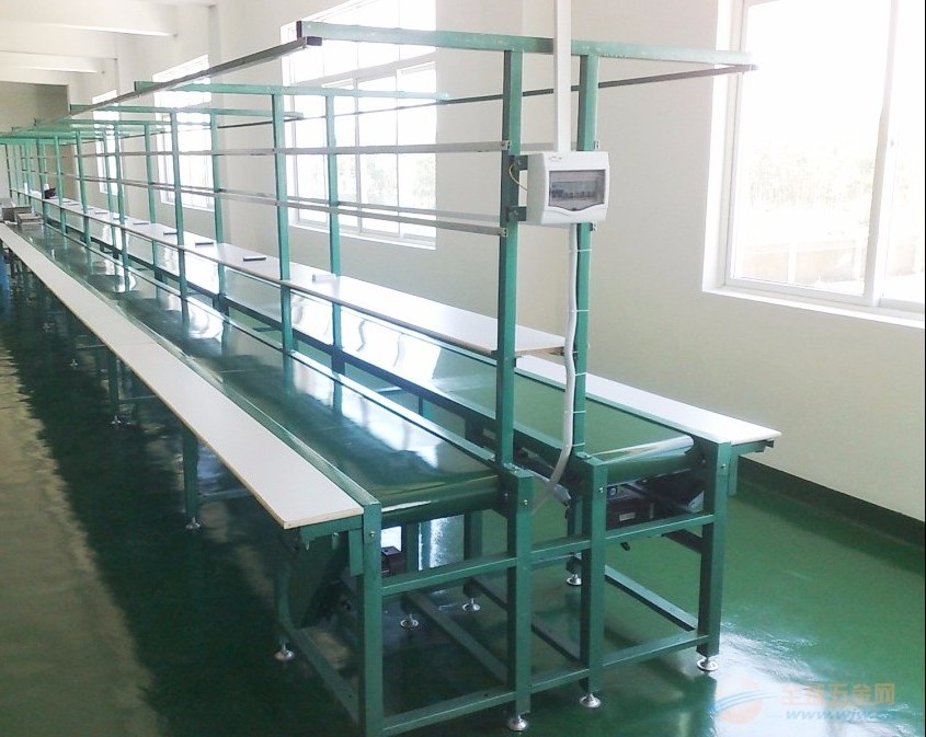 Flat belt conveyor with working tables for sorting packaging and assembly lines