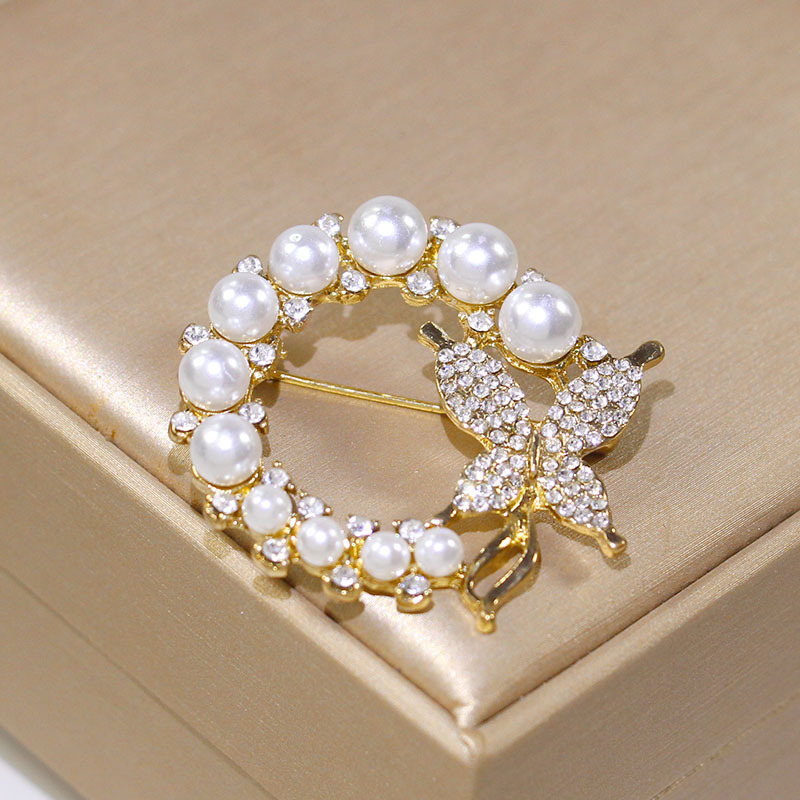 Stylish rhinestone Brooch Women embellished with Pearl corsage anti-slip pin sweater coat suit accessories